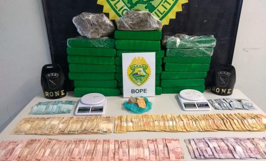 BOPE apreende quase 25 quilos de maconha e R$ 18 mil reais em Curitiba (PR)
