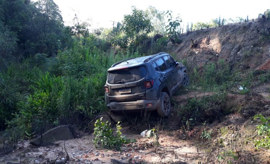 PM encontra carro capotado com mais de 100 quilos de maconha em Campo Largo, na RMC