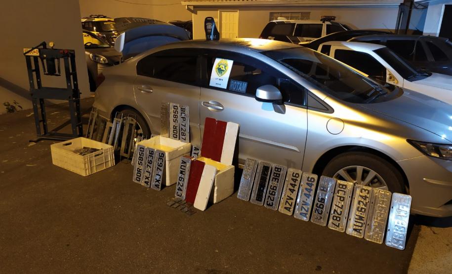 PM desmobiliza local de falsificação de placas de veículos em São José dos Pinhais, na RMC
