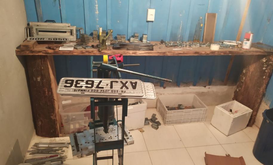 PM desmobiliza local de falsificação de placas de veículos em São José dos Pinhais, na RMC
