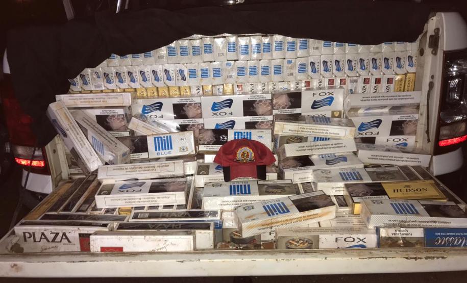 Homem tenta fugir de abordagem policial, mas é preso transportando cigarros em veículo roubado no Oeste do estado