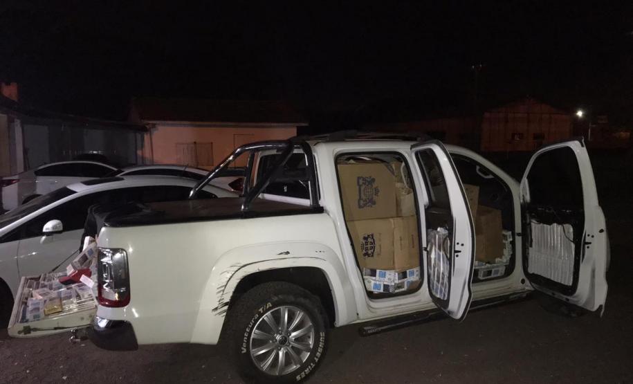 Homem tenta fugir de abordagem policial, mas é preso transportando cigarros em veículo roubado no Oeste do estado