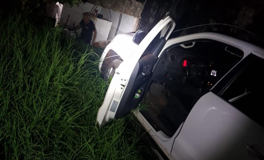 Homem tenta fugir de abordagem policial, mas é preso transportando cigarros em veículo roubado no Oeste do estado