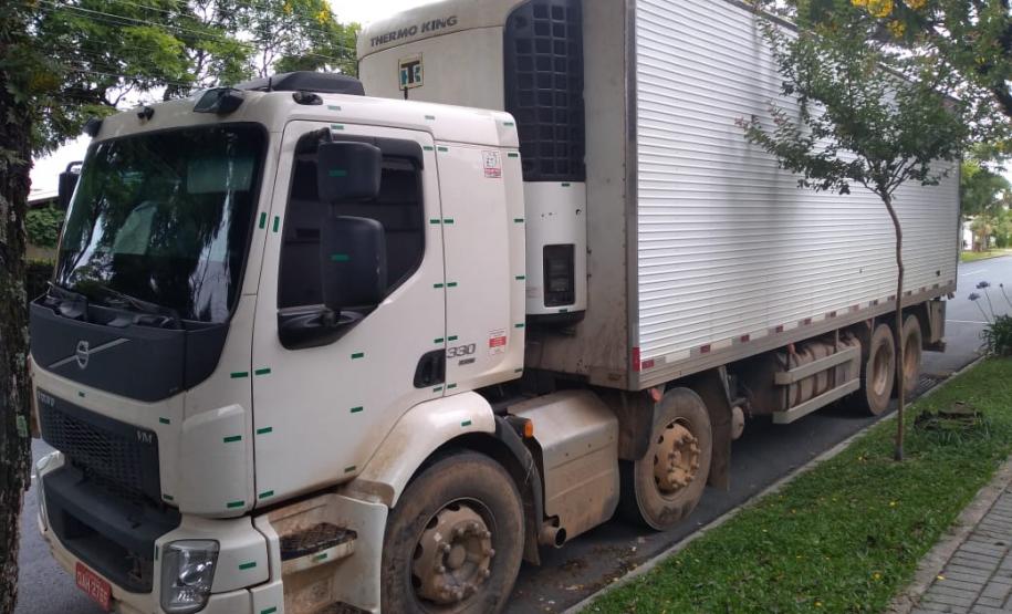 PM recupera caminhão e carro roubados após receber denúncia em Mandirituba, na RMC