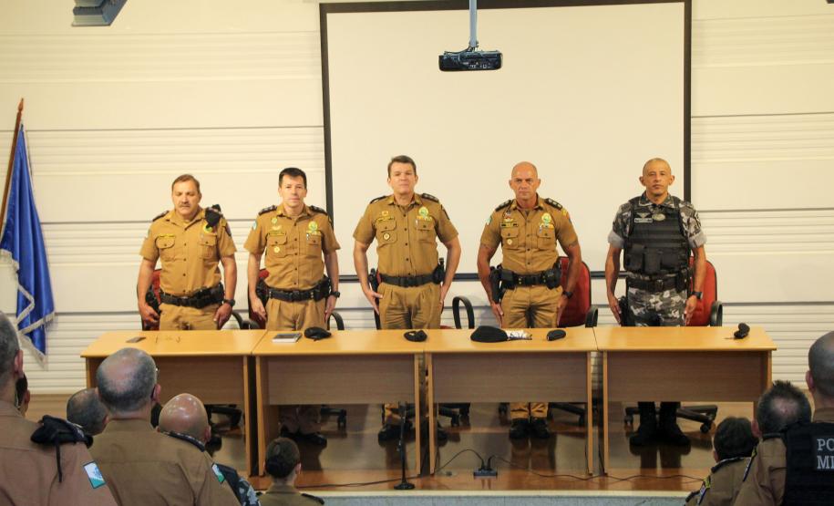 Oficiais da PM recebem a Carta Patente do 1º Posto durante solenidade em Curitiba