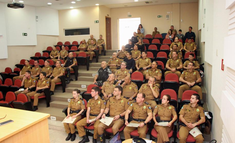 Oficiais da PM recebem a Carta Patente do 1º Posto durante solenidade em Curitiba