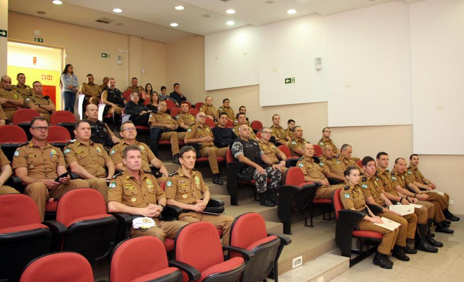 Oficiais da PM recebem a Carta Patente do 1º Posto durante solenidade em Curitiba