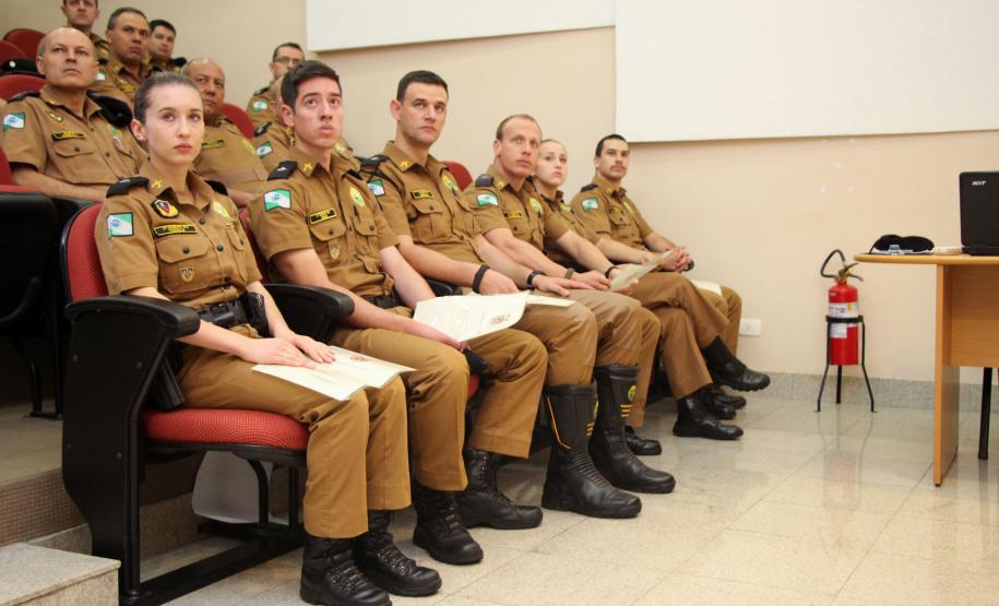 Oficiais da PM recebem a Carta Patente do 1º Posto durante solenidade em Curitiba