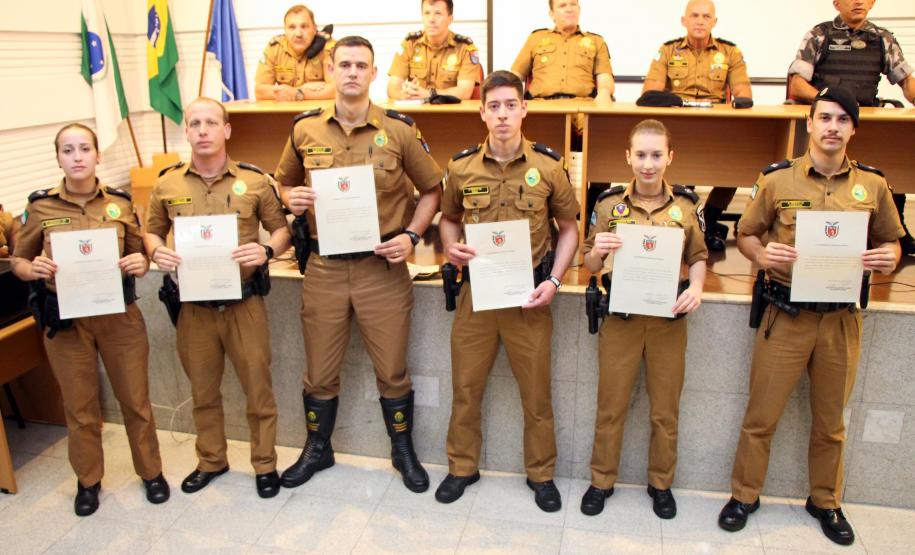 Oficiais da PM recebem a Carta Patente do 1º Posto durante solenidade em Curitiba