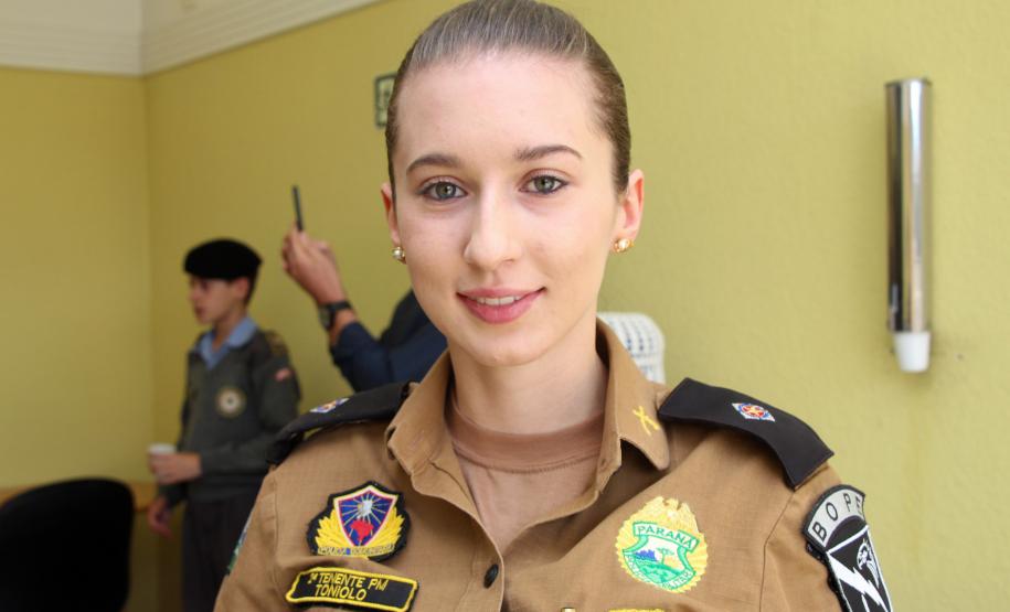 Oficiais da PM recebem a Carta Patente do 1º Posto durante solenidade em Curitiba