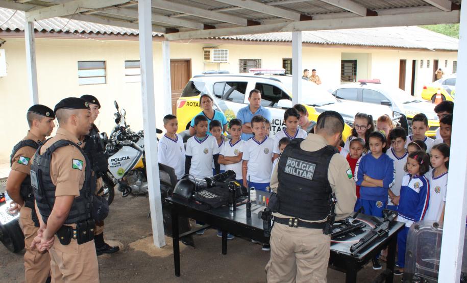 Crianças visitam sede do 26° Batalhão em Telêmaco Borba (PR), nos Campos Gerais