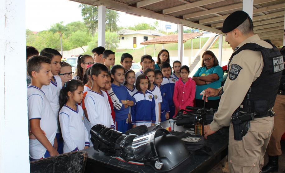 Crianças visitam sede do 26° Batalhão em Telêmaco Borba (PR), nos Campos Gerais