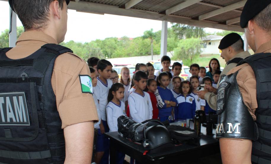 Crianças visitam sede do 26° Batalhão em Telêmaco Borba (PR), nos Campos Gerais