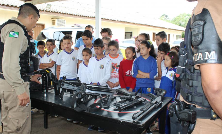 Crianças visitam sede do 26° Batalhão em Telêmaco Borba (PR), nos Campos Gerais