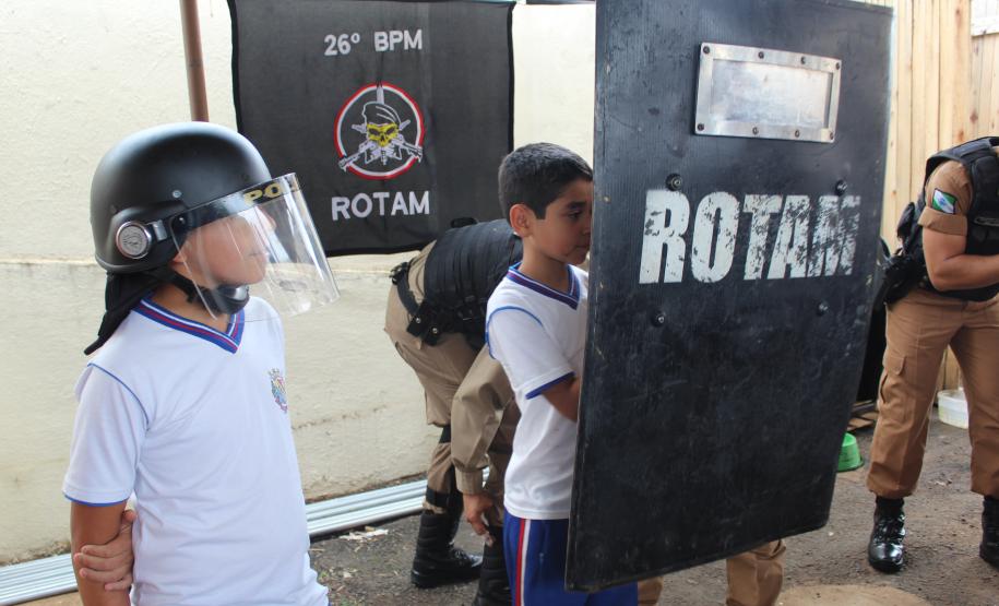 Crianças visitam sede do 26° Batalhão em Telêmaco Borba (PR), nos Campos Gerais