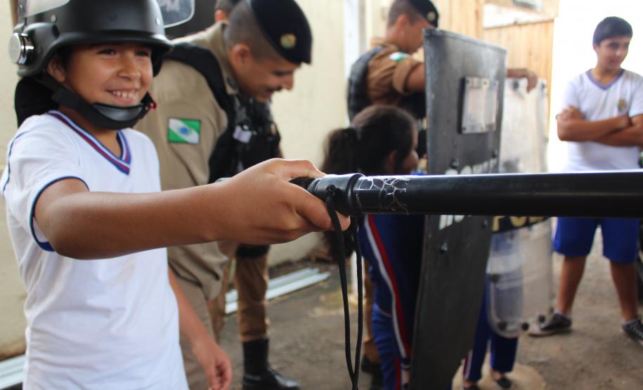 Crianças visitam sede do 26° Batalhão em Telêmaco Borba (PR), nos Campos Gerais