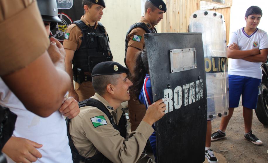 Crianças visitam sede do 26° Batalhão em Telêmaco Borba (PR), nos Campos Gerais