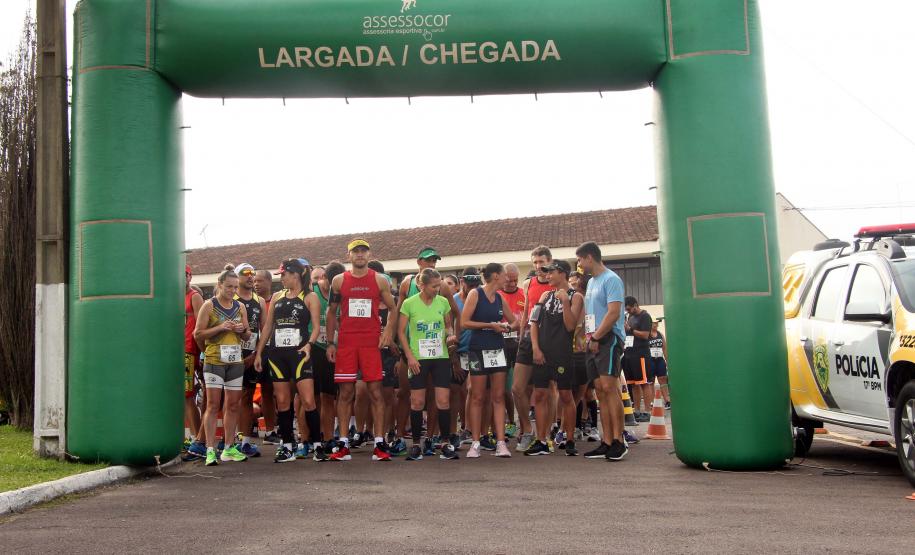 Dezenas de atletas participam do Desafio 10 Km do 17º Batalhão de Polícia Militar em São José dos Pinhais, na RMC