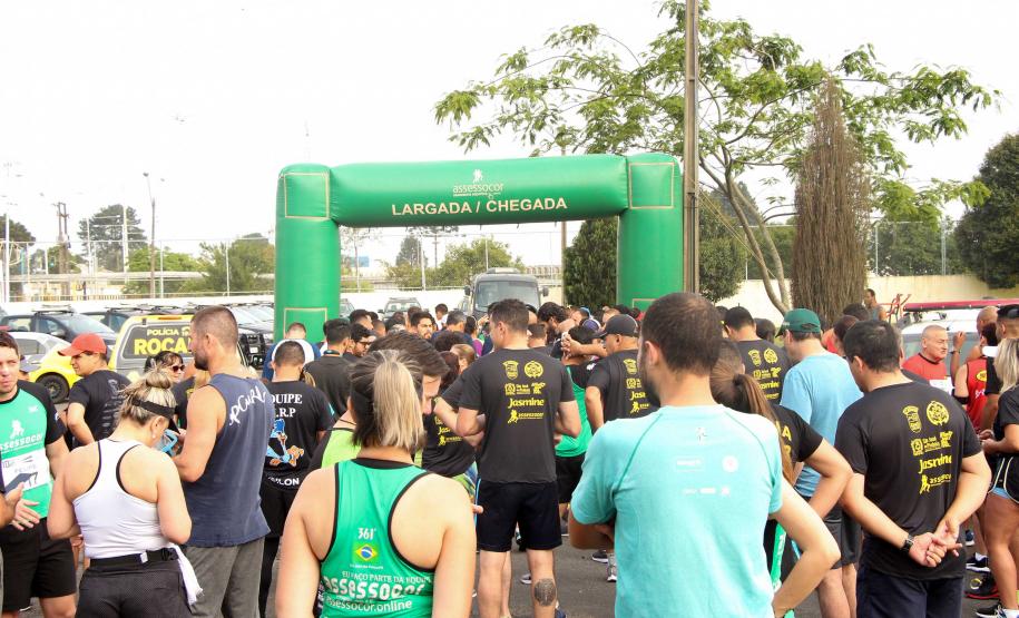 Dezenas de atletas participam do Desafio 10 Km do 17º Batalhão de Polícia Militar em São José dos Pinhais, na RMC