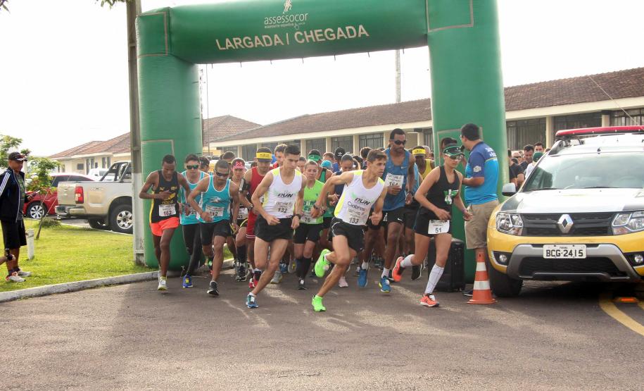 Dezenas de atletas participam do Desafio 10 Km do 17º Batalhão de Polícia Militar em São José dos Pinhais, na RMC