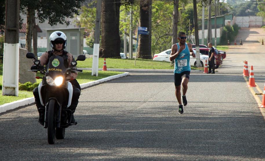 Dezenas de atletas participam do Desafio 10 Km do 17º Batalhão de Polícia Militar em São José dos Pinhais, na RMC
