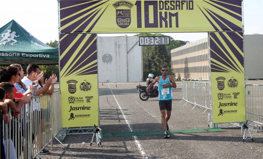 Dezenas de atletas participam do Desafio 10 Km do 17º Batalhão de Polícia Militar em São José dos Pinhais, na RMC