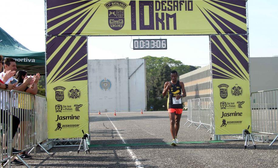 Dezenas de atletas participam do Desafio 10 Km do 17º Batalhão de Polícia Militar em São José dos Pinhais, na RMC