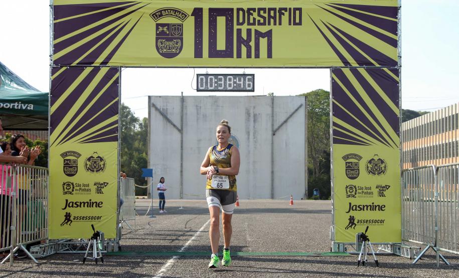 Dezenas de atletas participam do Desafio 10 Km do 17º Batalhão de Polícia Militar em São José dos Pinhais, na RMC