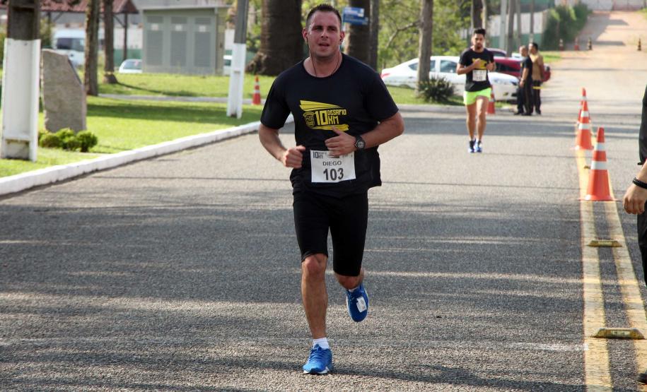 Dezenas de atletas participam do Desafio 10 Km do 17º Batalhão de Polícia Militar em São José dos Pinhais, na RMC