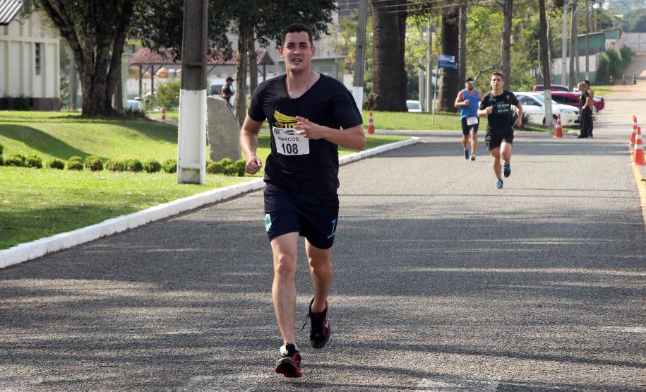 Dezenas de atletas participam do Desafio 10 Km do 17º Batalhão de Polícia Militar em São José dos Pinhais, na RMC