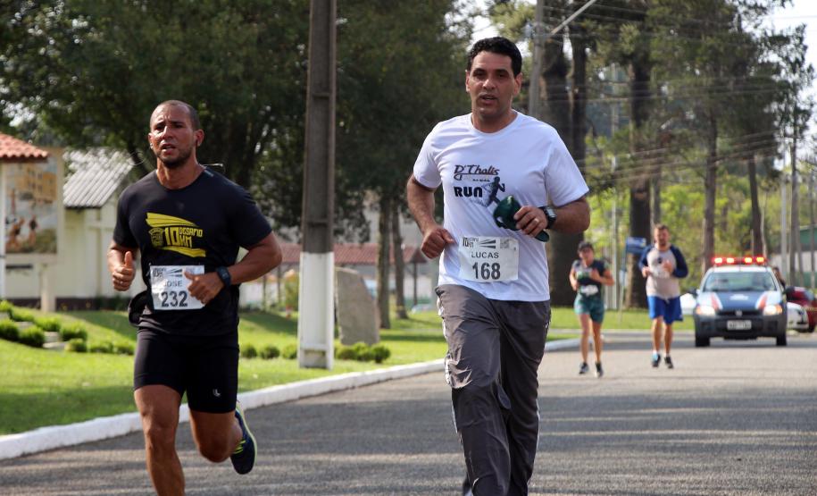 Dezenas de atletas participam do Desafio 10 Km do 17º Batalhão de Polícia Militar em São José dos Pinhais, na RMC