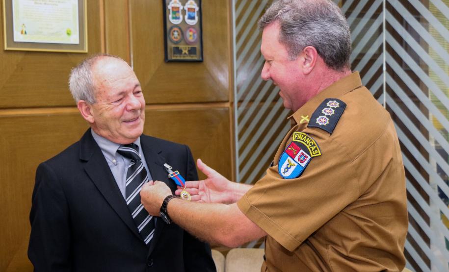 Comandante-Geral da PM entrega medalha de Mérito de Ensino a tenente-coronel da Reserva Remunerada