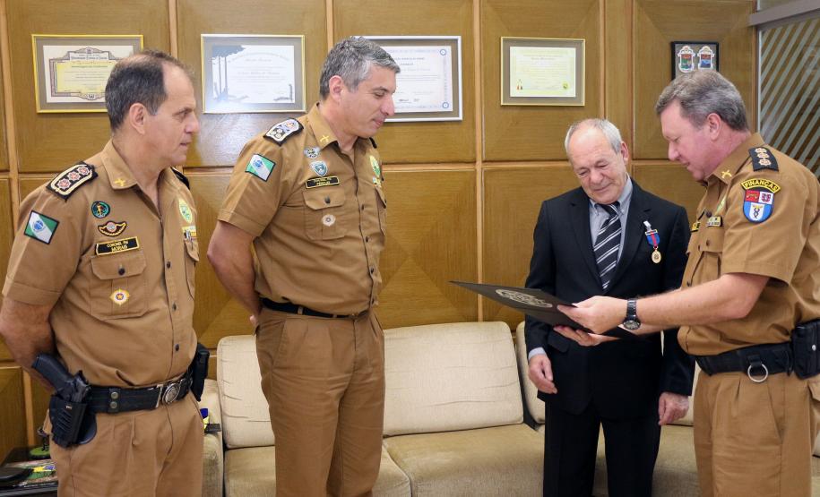 Comandante-Geral da PM entrega medalha de Mérito de Ensino a tenente-coronel da Reserva Remunerada
