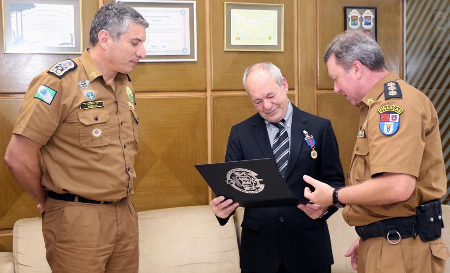 Comandante-Geral da PM entrega medalha de Mérito de Ensino a tenente-coronel da Reserva Remunerada