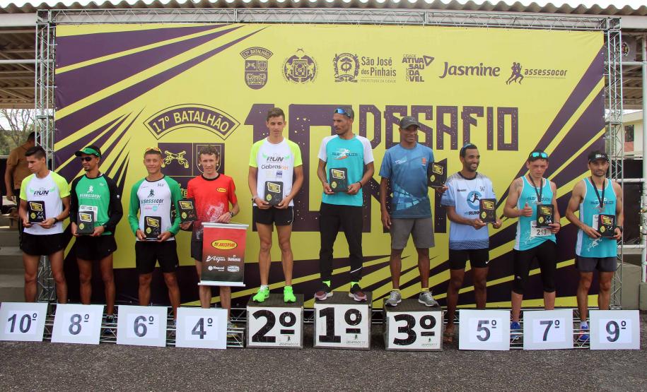 Dezenas de atletas participam do Desafio 10 Km do 17º Batalhão de Polícia Militar em São José dos Pinhais, na RMC