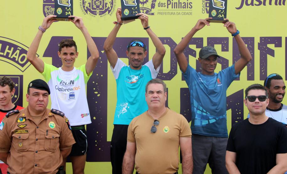 Dezenas de atletas participam do Desafio 10 Km do 17º Batalhão de Polícia Militar em São José dos Pinhais, na RMC