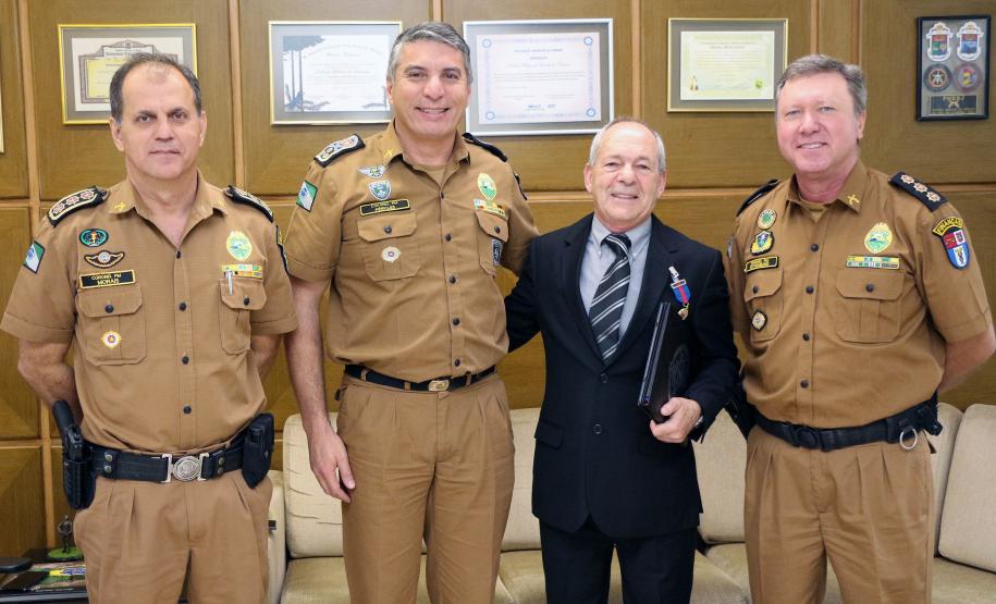 Comandante-Geral da PM entrega medalha de Mérito de Ensino a tenente-coronel da Reserva Remunerada