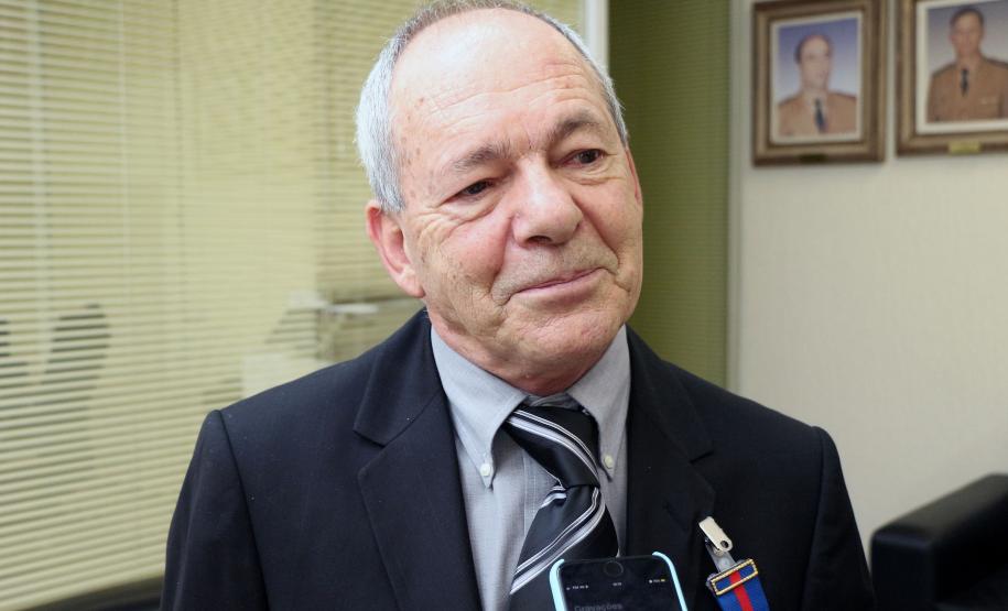 Comandante-Geral da PM entrega medalha de Mérito de Ensino a tenente-coronel da Reserva Remunerada