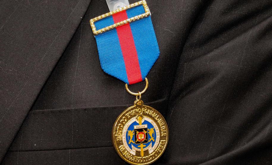 Comandante-Geral da PM entrega medalha de Mérito de Ensino a tenente-coronel da Reserva Remunerada