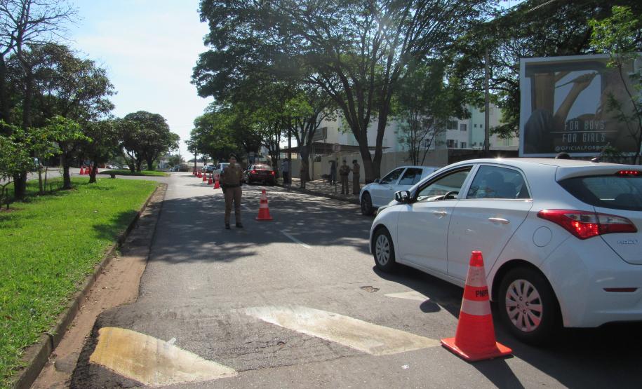 Policiais militares fazem blitz de conscientização para prevenção ao câncer de mama em Cianorte (PR)
