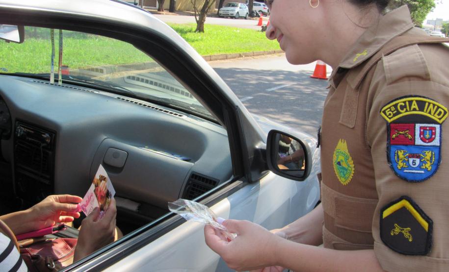 Policiais militares fazem blitz de conscientização para prevenção ao câncer de mama em Cianorte (PR)