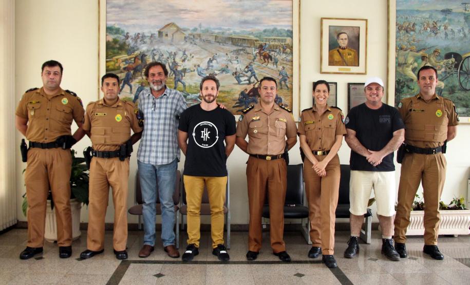 Integrantes de produtora de filme visitam Quartel do Comando-Geral da PM, em Curitiba