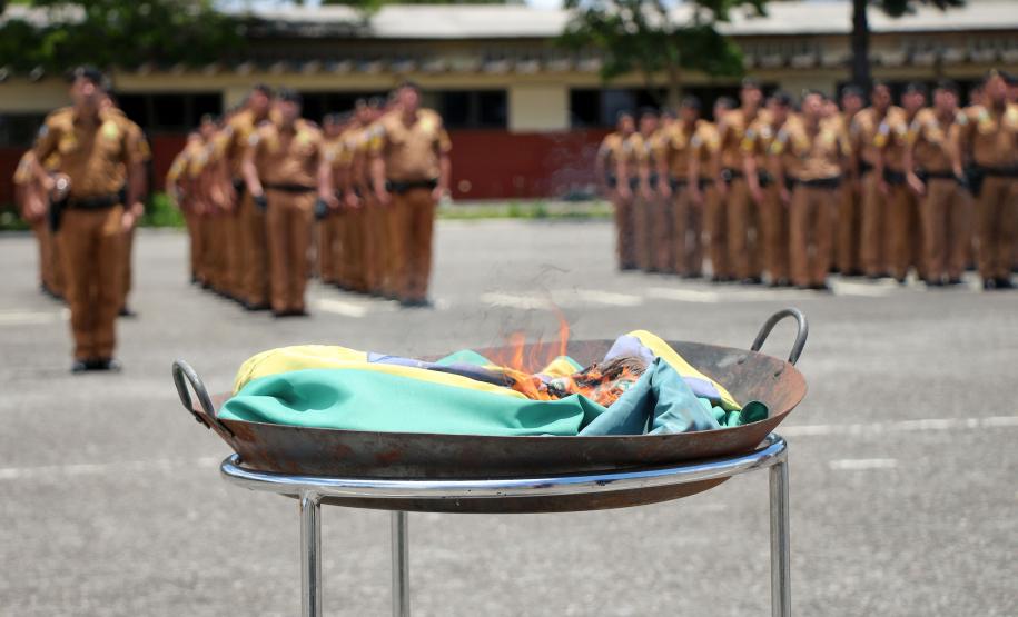 No Dia da Bandeira, PM faz cerimônia com a incineração da Bandeira Nacional em São José dos Pinhais
