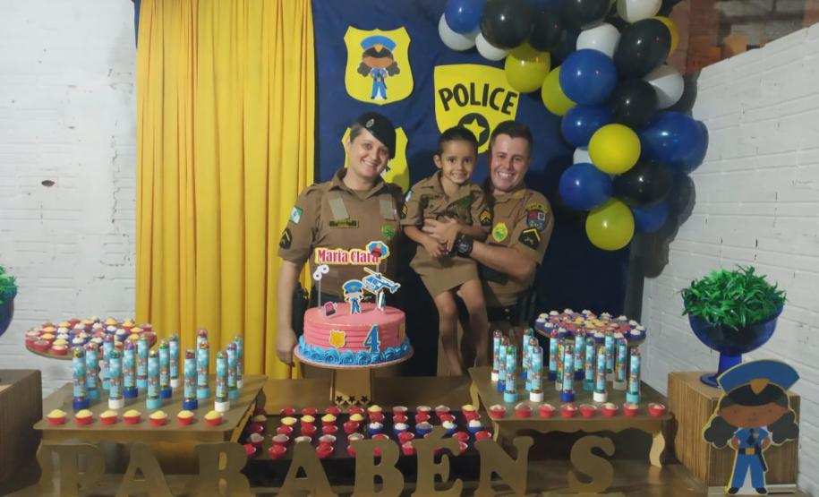 Policiais militares fazem surpresa durante aniversário em Cianorte, no Noroeste do estado