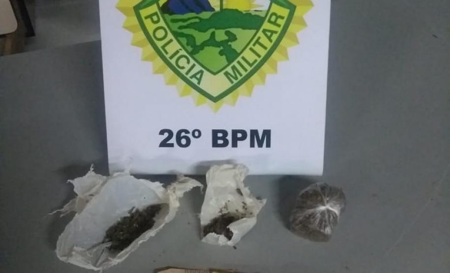 Nos Campos Gerais, PM encaminha seis pessoas e apreende drogas e arma de fogo