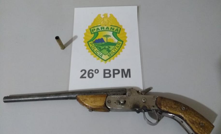 Nos Campos Gerais, PM encaminha seis pessoas e apreende drogas e arma de fogo