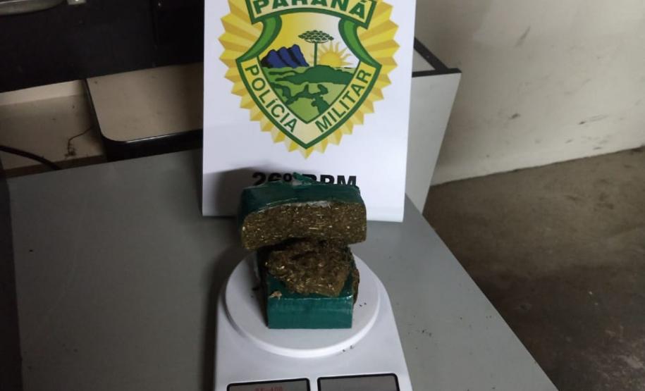 Nos Campos Gerais, PM encaminha seis pessoas e apreende drogas e arma de fogo