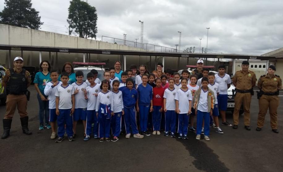 Crianças visitam sede do 26° Batalhão em Telêmaco Borba (PR), nos Campos Gerais