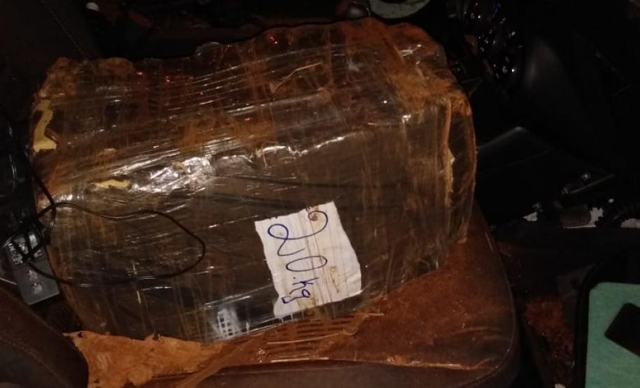 PM apreende quase 400 quilos de maconha e veículo após acompanhamento tático em Ouro Verde (PR); condutor é preso