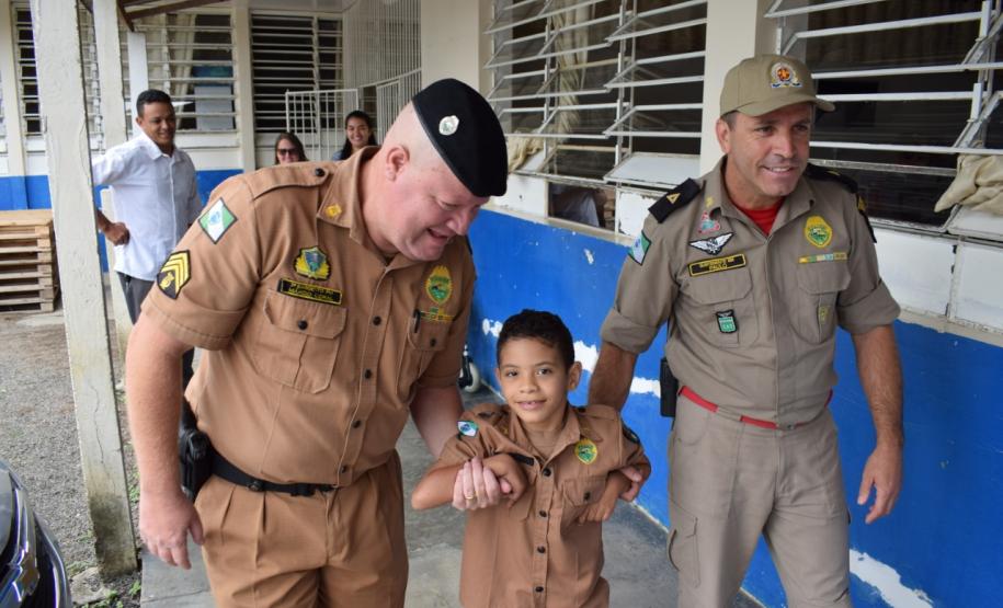 Policiais militares do 17º Batalhão fazem surpresa para garoto fã da Polícia Militar em São José dos Pinhais (RMC)